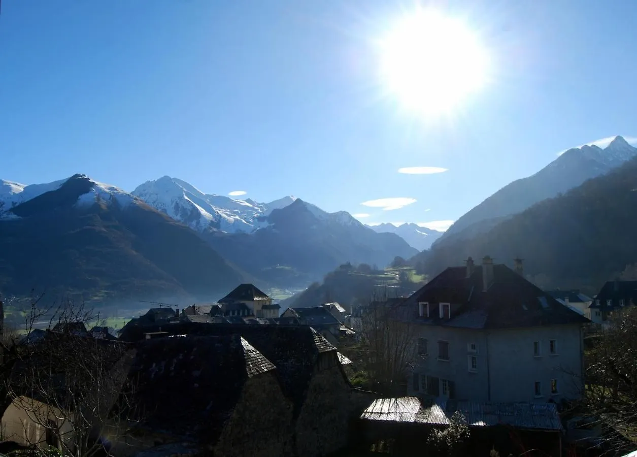 Les Rochers Saint-Savin  France