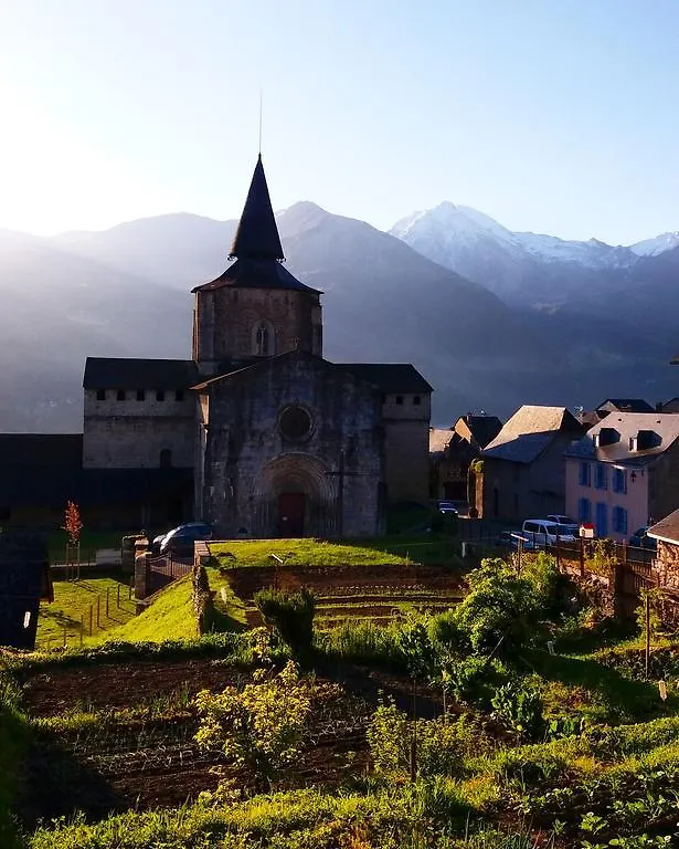 Les Rochers Saint-Savin  Saint-Savin (Hautes-Pyrenees)