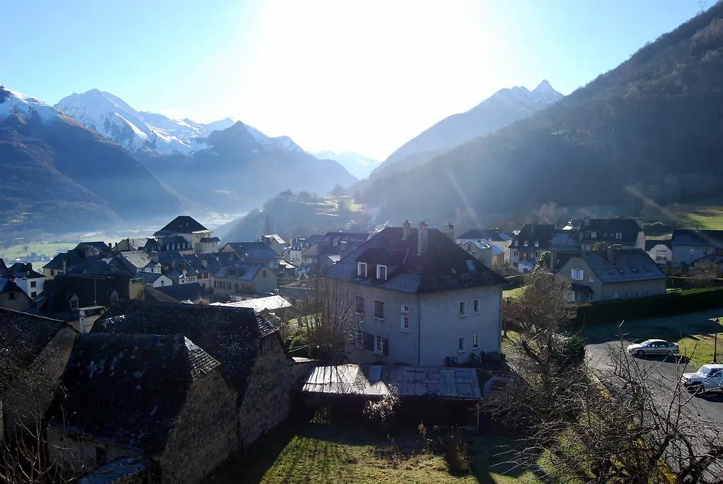 Les Rochers Saint-Savin  Saint-Savin (Hautes-Pyrenees)